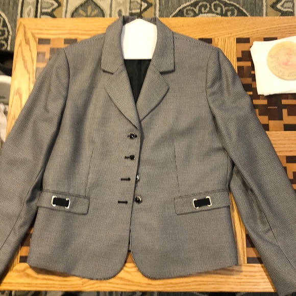 Suit - Picture 3 of 6